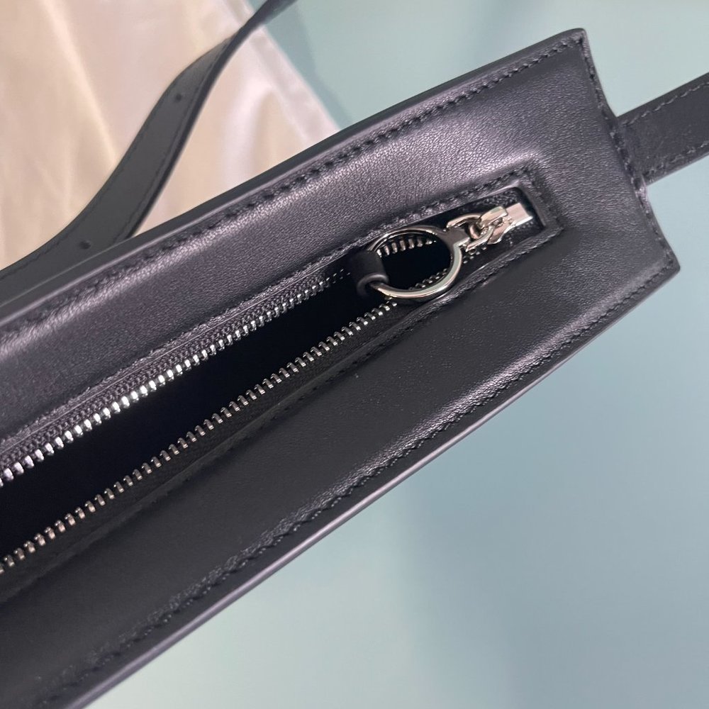ROW Luxurious Grain Leather Casual Banana Bag - New - Picture 4 of 6